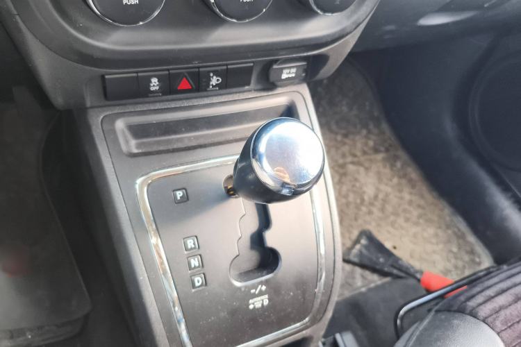 Used Jeep Compass 2011 2.0L two-wheel drive sport version Gear Lever