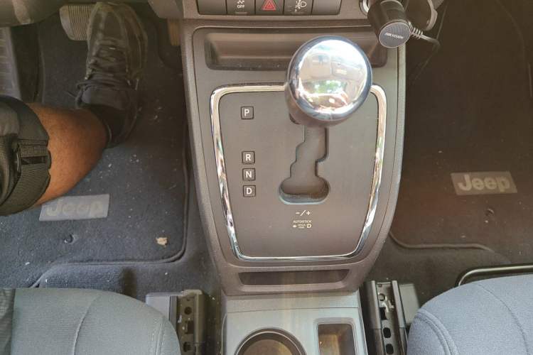 Used Jeep Compass 2011 2.0L two-wheel drive sport version Gear Lever