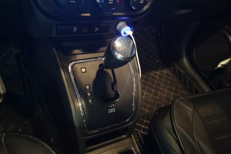 Used Jeep Compass 2011 2.4L four-wheel drive Comfort version Gear Lever