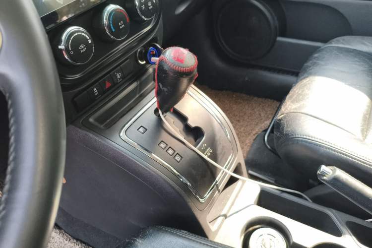 Used Jeep Compass 2011 2.0L two-wheel drive sport version Gear Lever