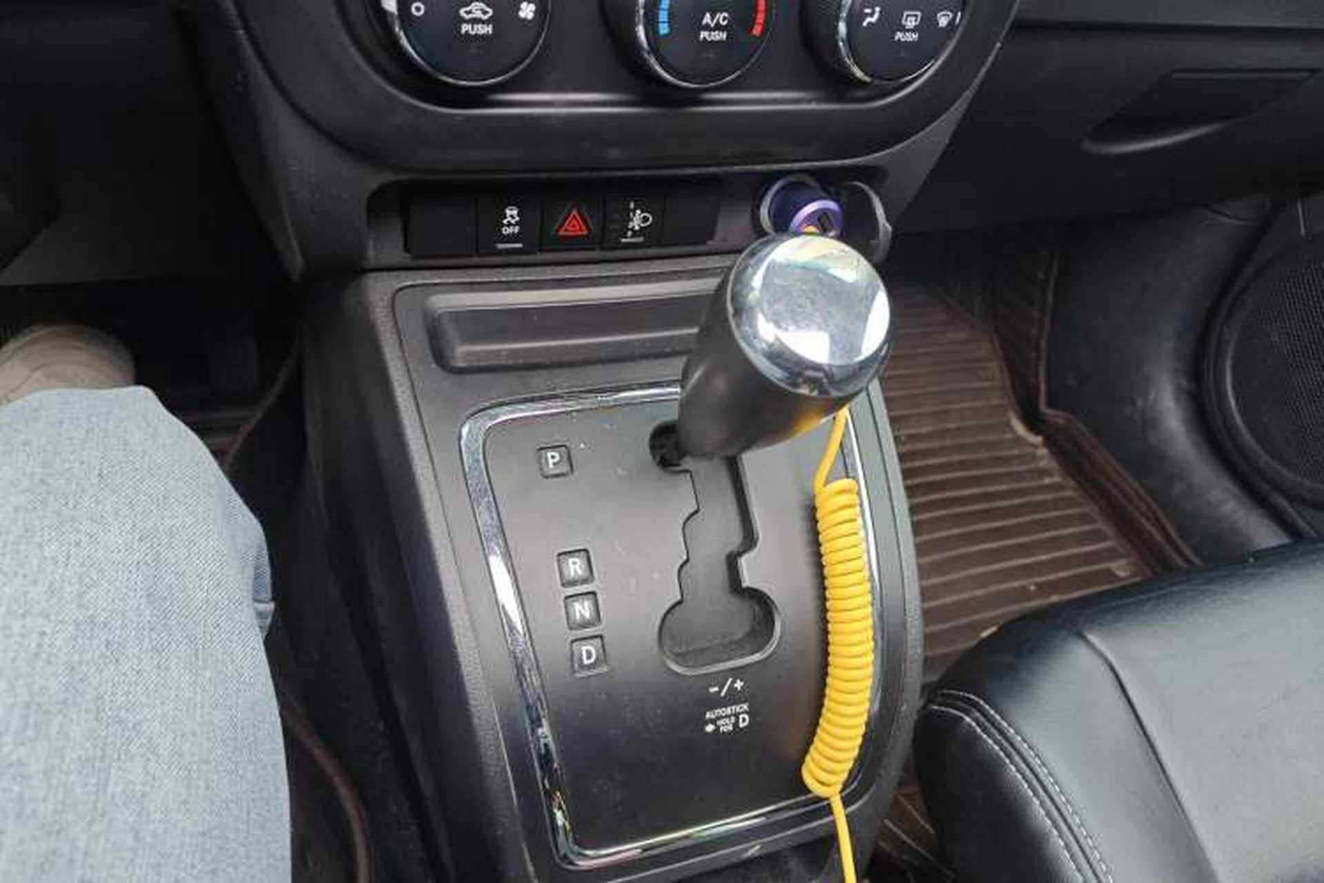 Used Jeep Compass 2011 2.4L four-wheel drive Comfort version Gear Lever