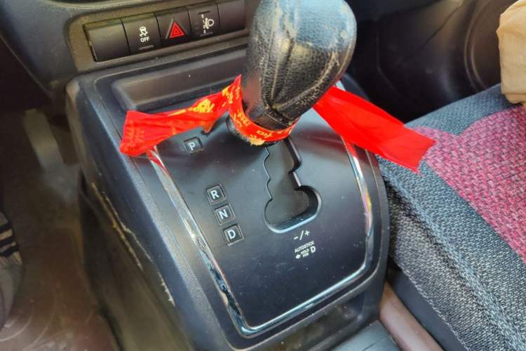 Used Jeep Compass 2011 2.4L four-wheel drive Comfort version Gear Lever