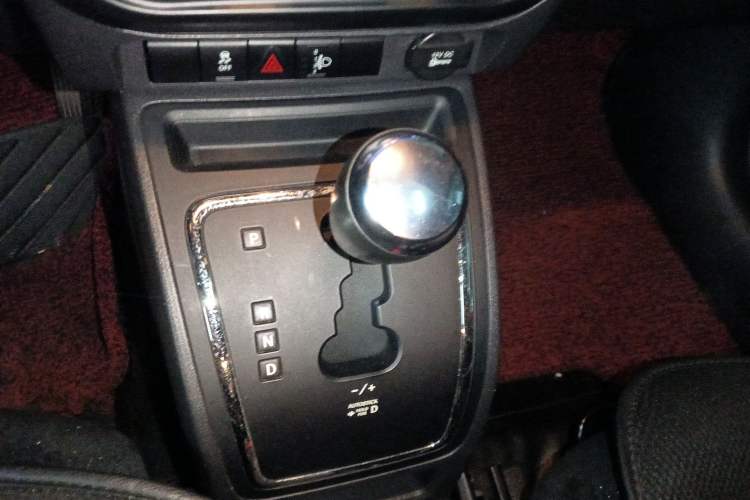 Used Jeep Compass 2011 2.0L two-wheel drive sport version Gear Lever