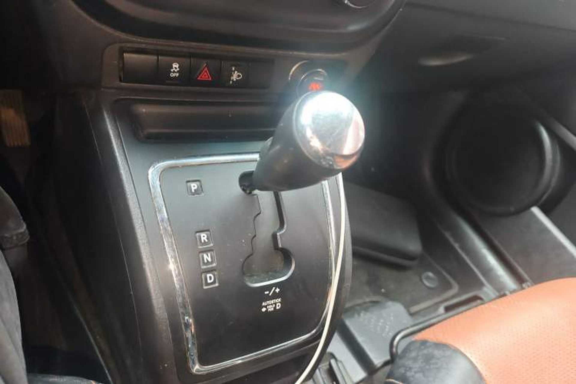 Used Jeep Compass 2011 2.4L four-wheel drive Comfort version Gear Lever