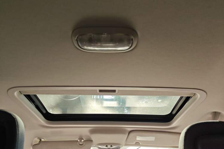 Used Jeep Compass 2011 2.0L two-wheel drive sport version Headliner