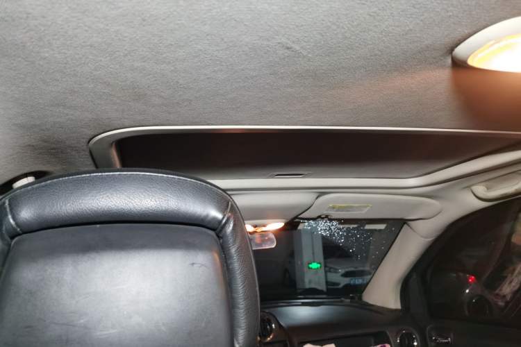 Used Jeep Compass 2011 2.4L four-wheel drive Comfort version Headliner