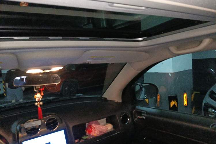 Used Jeep Compass 2011 2.0L two-wheel drive sport version Headliner