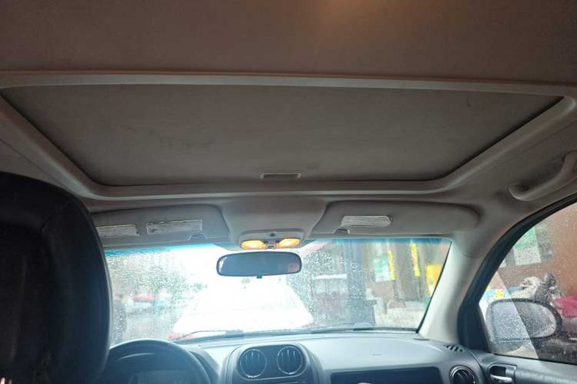 Used Jeep Compass 2011 2.4L four-wheel drive Comfort version Headliner