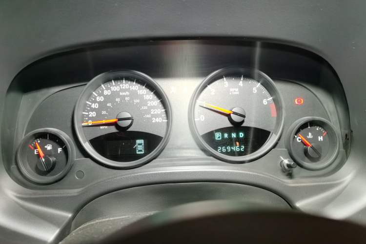 Used Jeep Compass 2011 2.4L four-wheel drive Comfort version Instrument Cluster