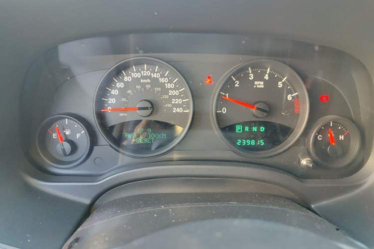 Used Jeep Compass 2011 2.4L four-wheel drive Comfort version Instrument Cluster