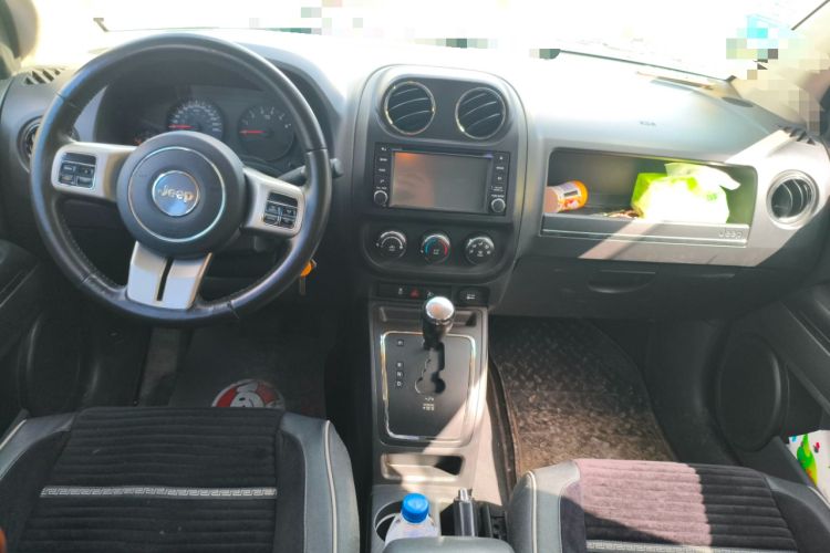 Used Jeep Compass 2011 2.0L two-wheel drive sport version Interior 2