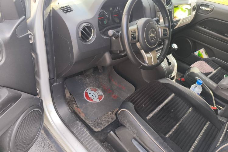 Used Jeep Compass 2011 2.0L two-wheel drive sport version Interior 3