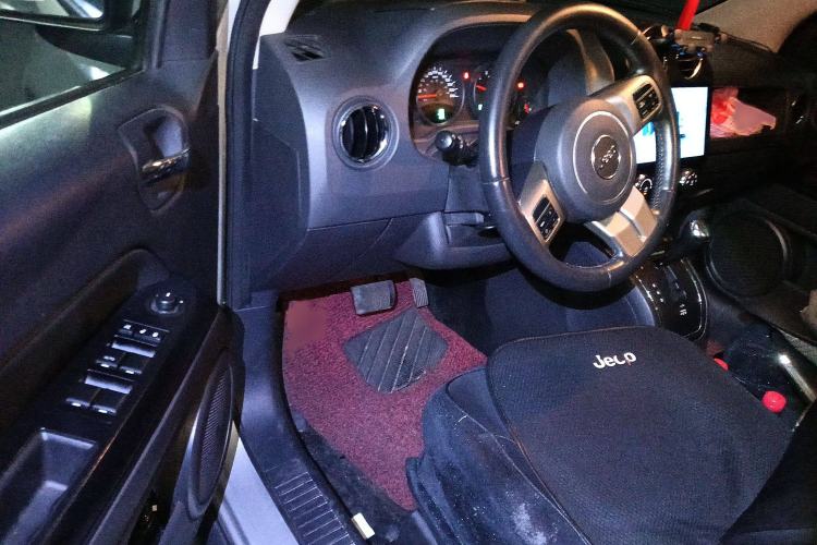 Used Jeep Compass 2011 2.0L two-wheel drive sport version Interior 3
