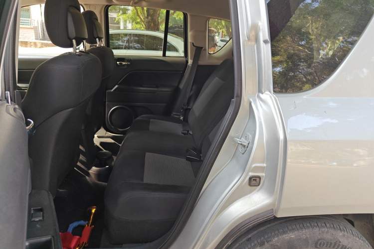 Used Jeep Compass 2011 2.0L two-wheel drive sport version Left Rear Seat