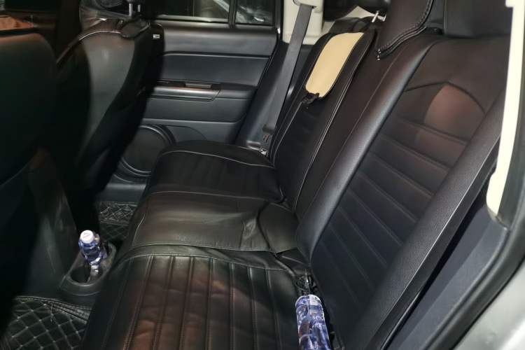 Used Jeep Compass 2011 2.4L four-wheel drive Comfort version Left Rear Seat