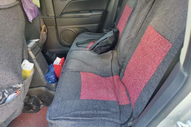 Used Jeep Compass 2011 2.4L four-wheel drive Comfort version Left Rear Seat
