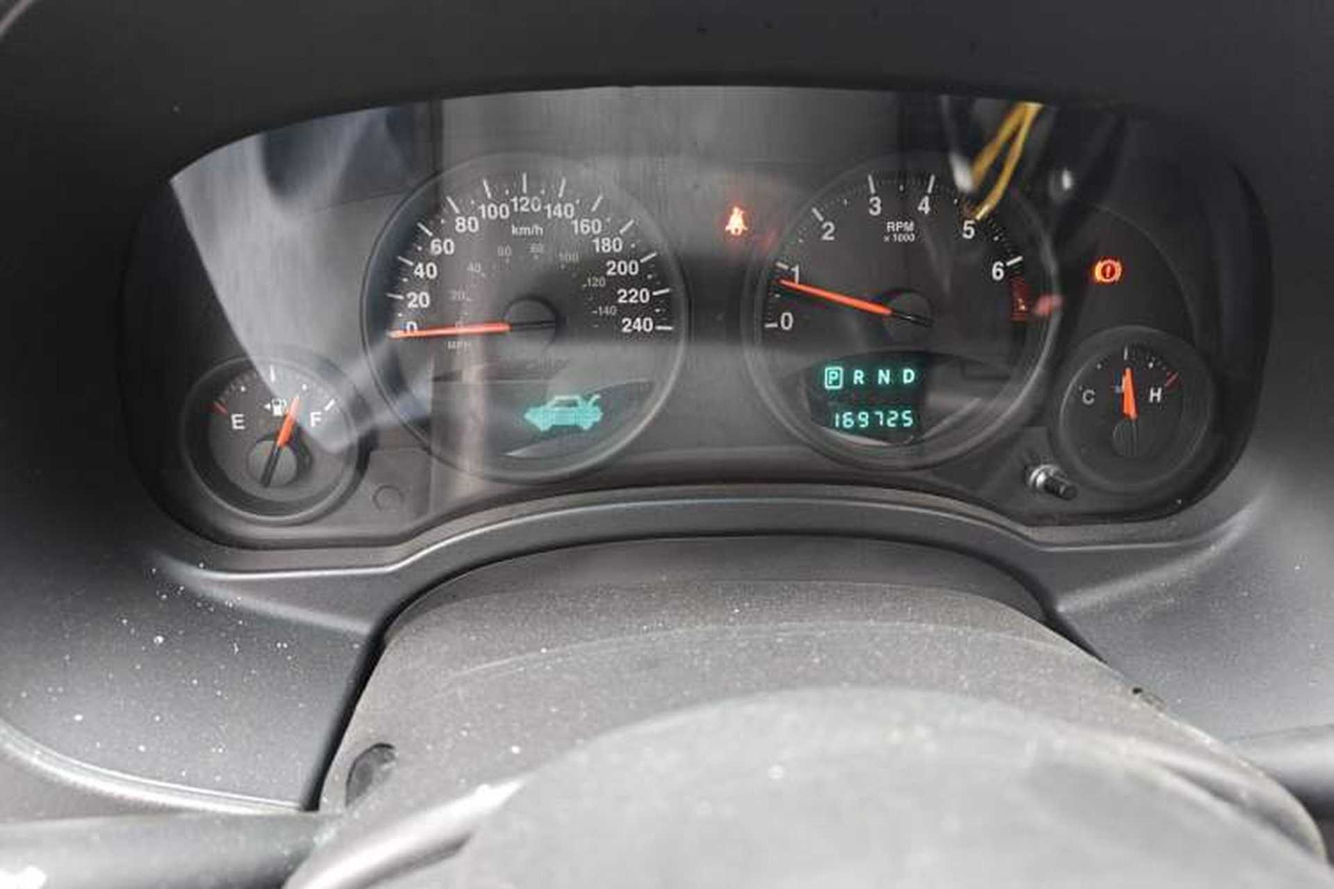 Used Jeep Compass 2011 2.4L four-wheel drive Comfort version Odometer Close Up