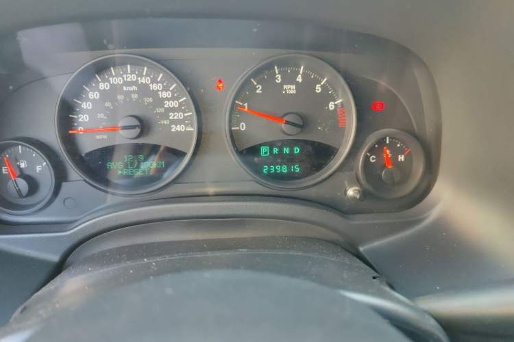 Used Jeep Compass 2011 2.4L four-wheel drive Comfort version Odometer Close Up