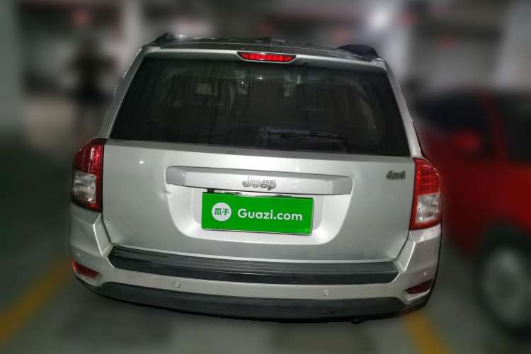 Used Jeep Compass 2011 2.4L four-wheel drive Comfort version Rear