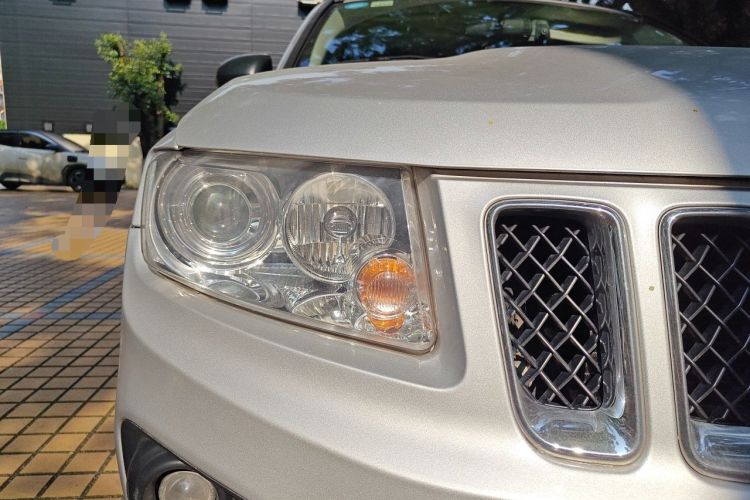 Used Jeep Compass 2011 2.0L two-wheel drive sport version Right Front Headlight
