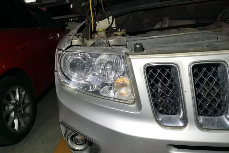 Used Jeep Compass 2011 2.4L four-wheel drive Comfort version Right Front Headlight
