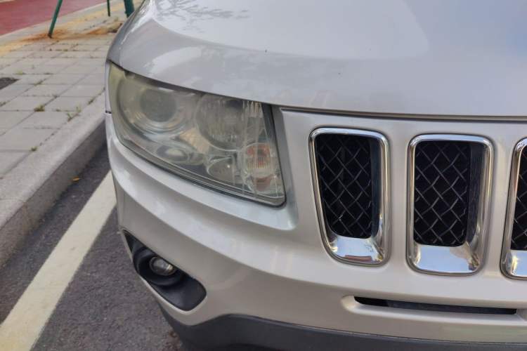 Used Jeep Compass 2011 2.4L four-wheel drive Comfort version Right Front Headlight