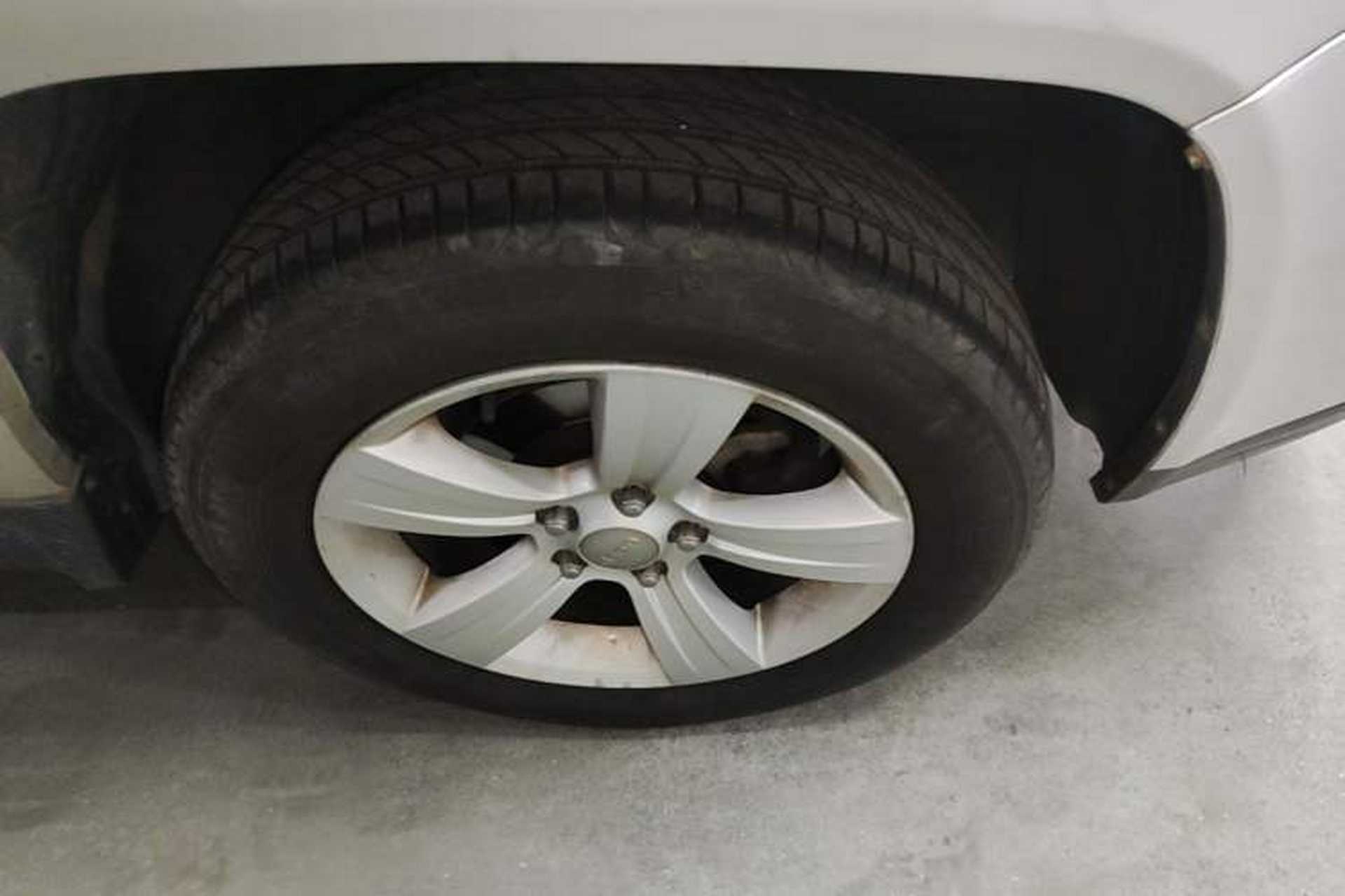 Used Jeep Compass 2011 2.4L Four-wheel Drive Classic Edition Right Front Wheel Hub