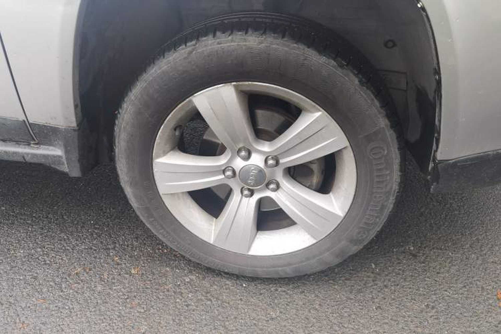 Used Jeep Compass 2011 2.0L two-wheel drive sport version Right Front Wheel Hub