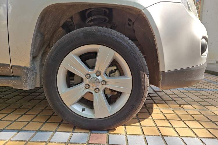 Used Jeep Compass 2011 2.0L two-wheel drive sport version Right Front Wheel Hub