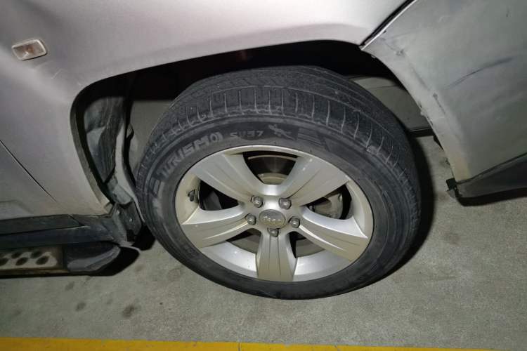 Used Jeep Compass 2011 2.4L four-wheel drive Comfort version Right Front Wheel Hub