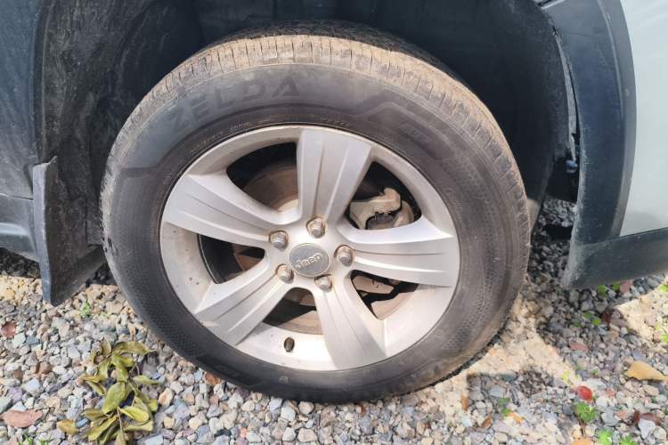 Used Jeep Compass 2011 2.0L two-wheel drive sport version Right Front Wheel Hub
