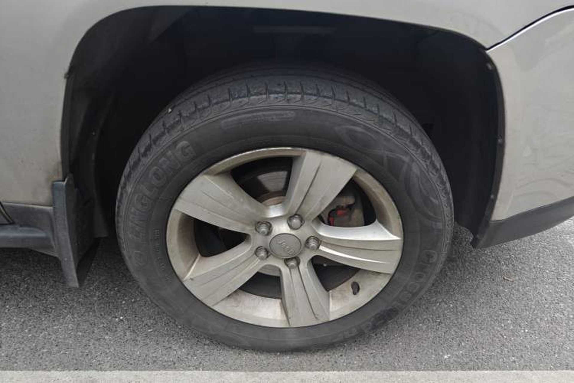 Used Jeep Compass 2011 2.4L four-wheel drive Comfort version Right Front Wheel Hub