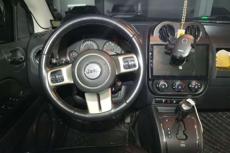 Used Jeep Compass 2011 2.4L four-wheel drive Comfort version Steering Wheel