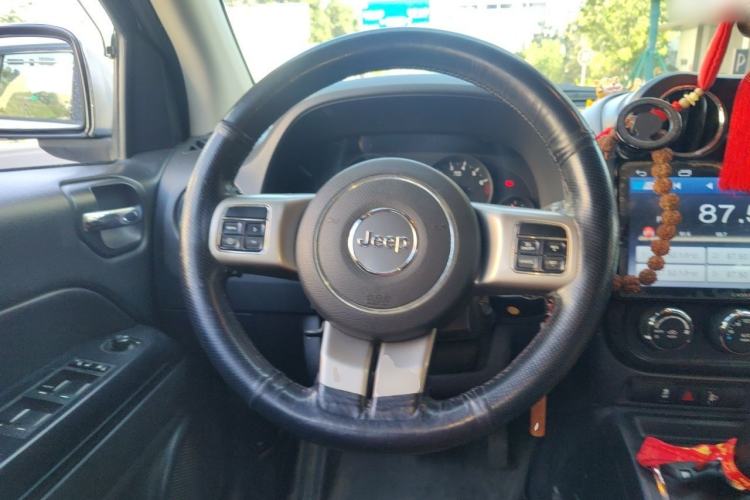 Used Jeep Compass 2011 2.4L four-wheel drive Comfort version Steering Wheel