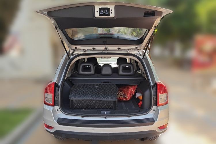 Used Jeep Compass 2011 2.0L two-wheel drive sport version Trunk