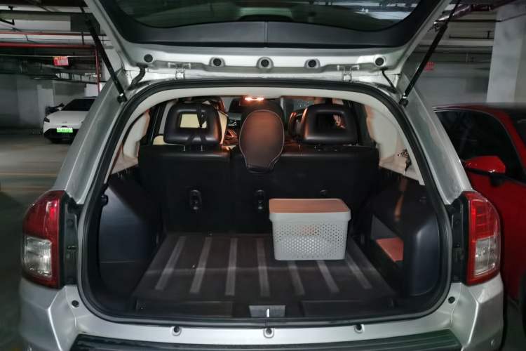 Used Jeep Compass 2011 2.4L four-wheel drive Comfort version Trunk