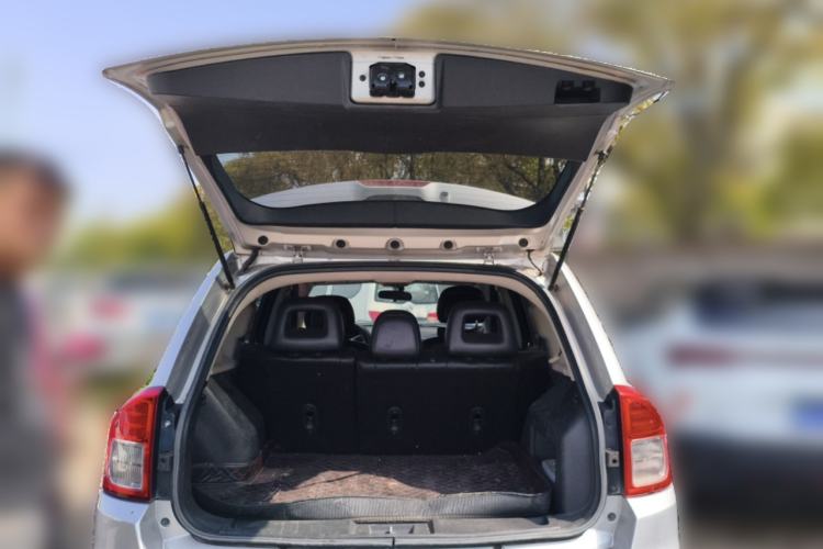 Used Jeep Compass 2011 2.0L two-wheel drive sport version Trunk