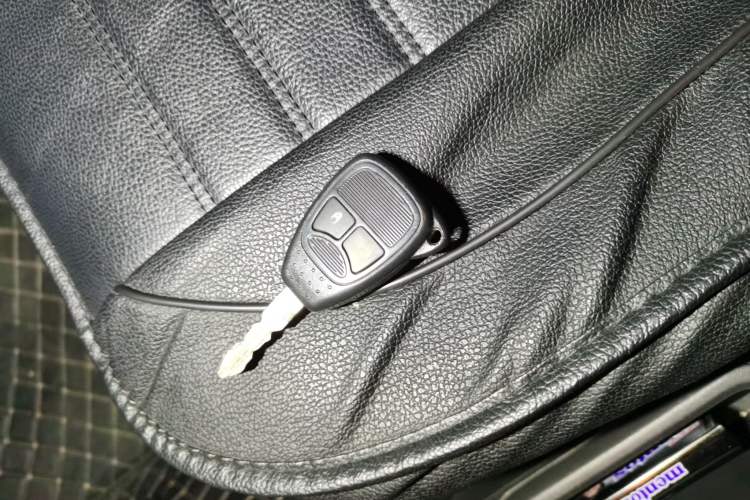 Used Jeep Compass 2011 2.4L four-wheel drive Comfort version Vehicle Key