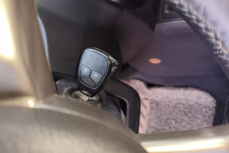 Used Jeep Compass 2011 2.0L two-wheel drive sport version Vehicle Key