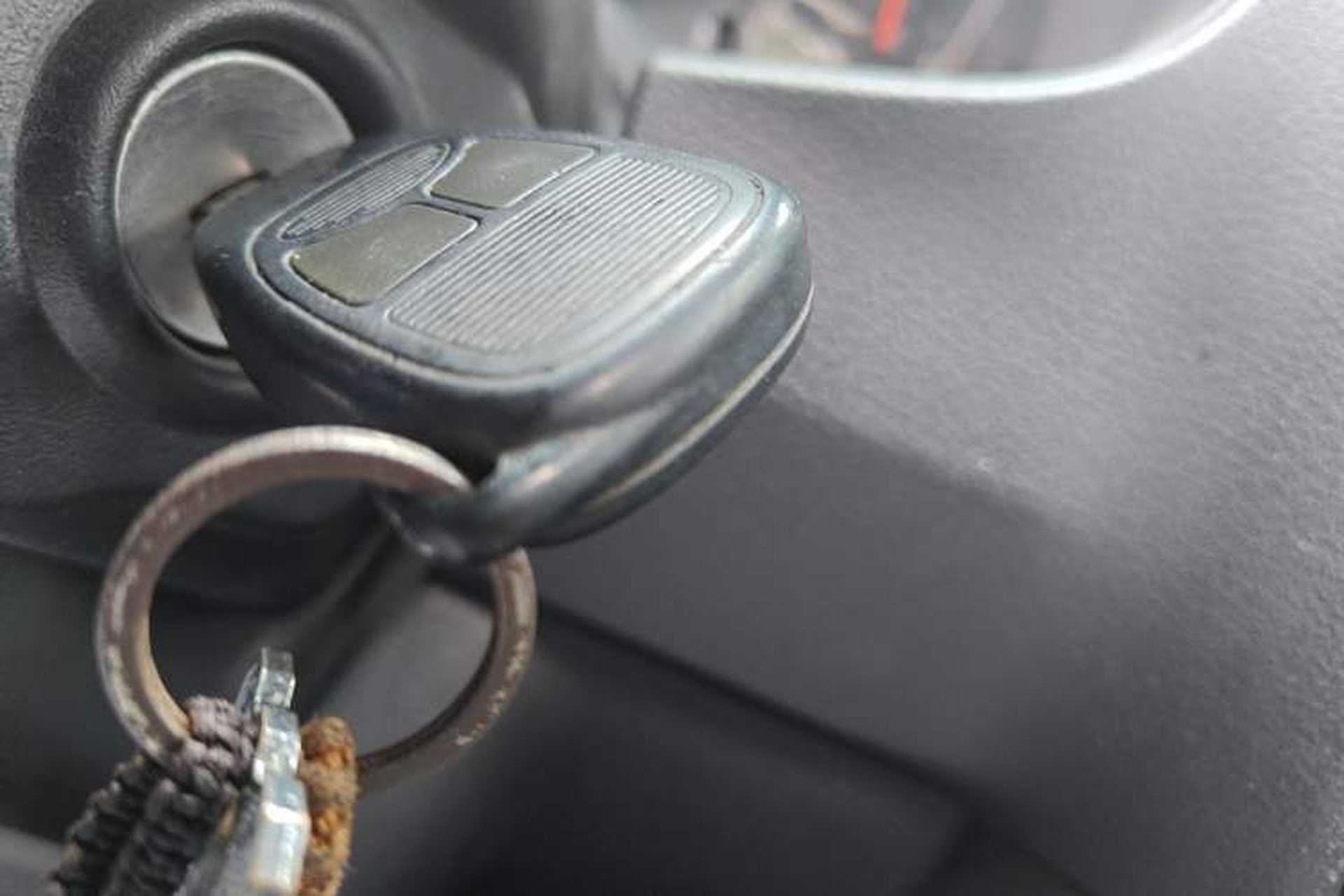 Used Jeep Compass 2011 2.4L four-wheel drive Comfort version Vehicle Key