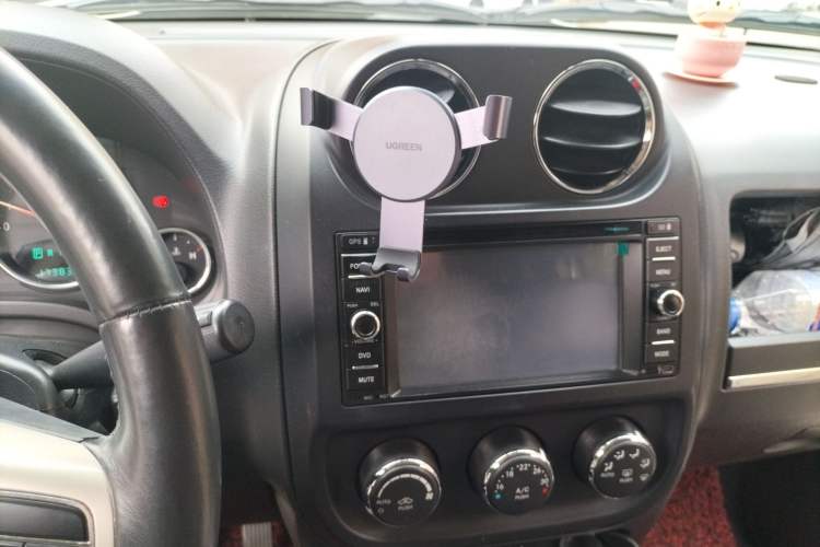 Used Jeep Compass 2011 2.4L four-wheel drive luxury version Audio And AC Panel