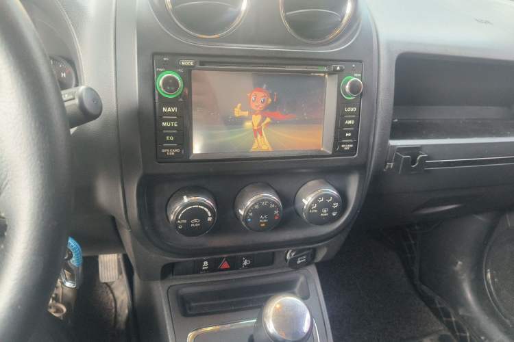 Used Jeep Compass 2011 2.4L four-wheel-drive sport version Audio And AC Panel