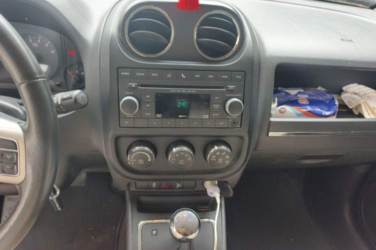 Used Jeep Compass 2011 2.4L four-wheel-drive sport version Audio And AC Panel