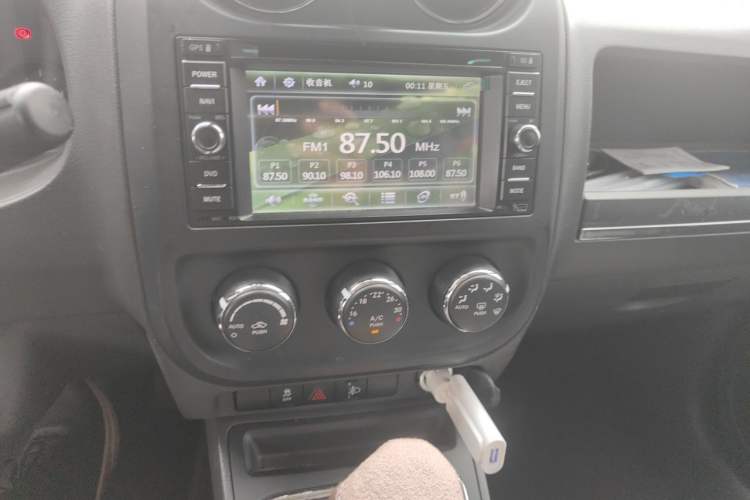Used Jeep Compass 2011 2.4L four-wheel-drive sport version Audio And AC Panel