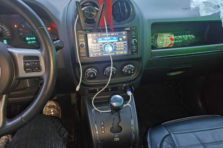 Used Jeep Compass 2011 2.4L four-wheel-drive sport version Audio And AC Panel