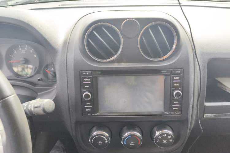 Used Jeep Compass 2011 2.0L two-wheel drive sport version Audio And AC Panel