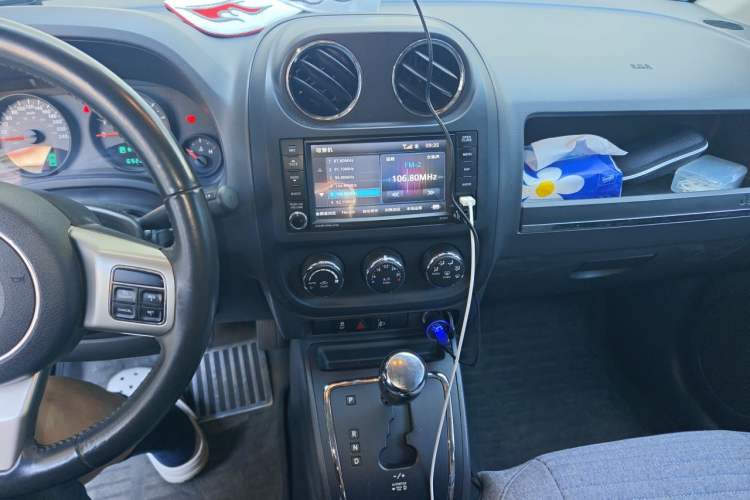 Used Jeep Compass 2011 2.4L four-wheel-drive sport version Audio And AC Panel