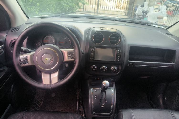 Used Jeep Compass 2011 2.4L four-wheel-drive sport version Center Console