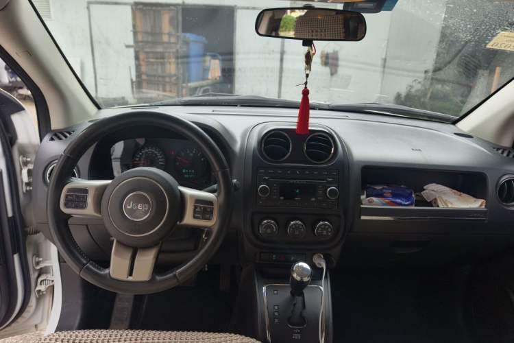 Used Jeep Compass 2011 2.4L four-wheel-drive sport version Center Console