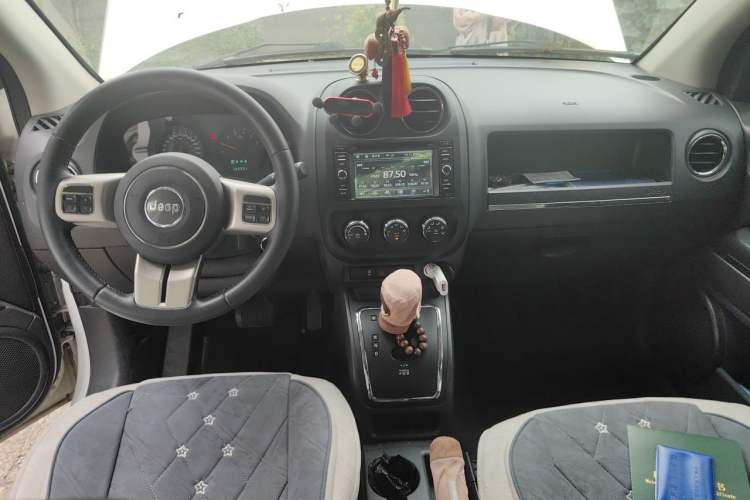 Used Jeep Compass 2011 2.4L four-wheel-drive sport version Center Console
